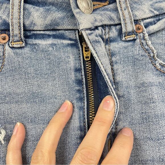 American Eagle Light Wash Distressed Curvy High Rise Mini Jean Skirt Womens 2 - Picture 2 of 10